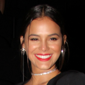 Bruna Marquezine vai interpretar uma princesa e vilã na novela medieval 'Deus Salve o Rei', com estreia prevista para janeiro de 2018 na faixa das sete