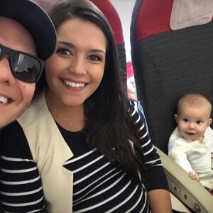 Thais Fersoza e Michel Teló não dão remédio para a filha, Melinda, na hora de viajar de avião: 'A gente fica entretendo com brinquedinhos, com brincadeiras'