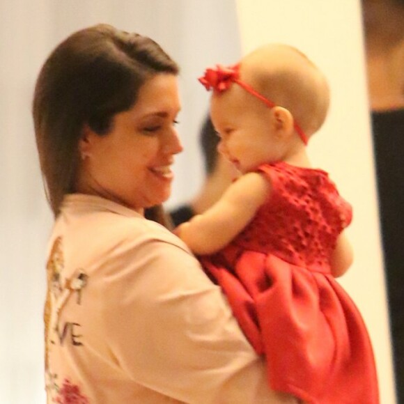 Thais Fersoza contou que a filha, Melinda, não gosta de ficar no colo na hora da viagem