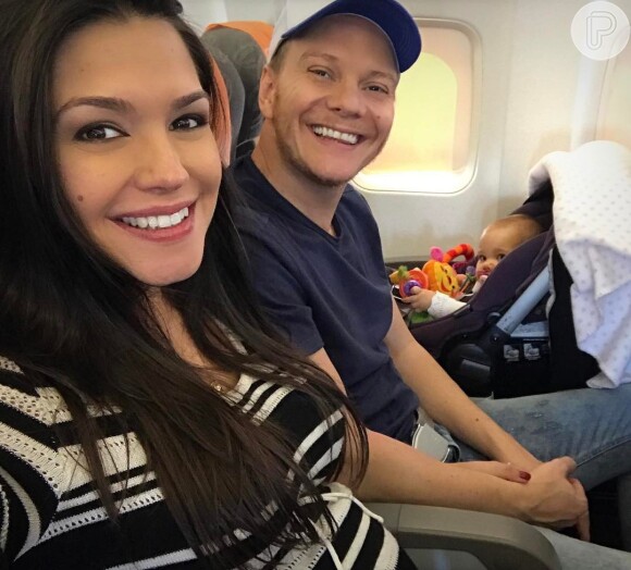 Thais Fersoza ensina dica para viajar de avião com bebê: 'Sempre seguro a mãozinha da Melinda'