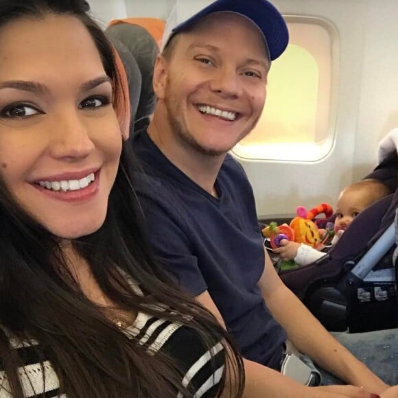 Thais Fersoza ensina dica para viajar de avião com bebê: 'Sempre seguro a mãozinha da Melinda'