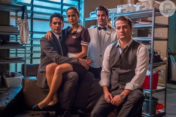 Malagueta (Marcelo Serrado), Agnaldo (João Baldasserini), Sandra Helena (Nanda Costa) e Julio (Thiago Martins) roubam 40 milhões do cofre do hotel Carioca Palace, na novela 'Pega Pega'