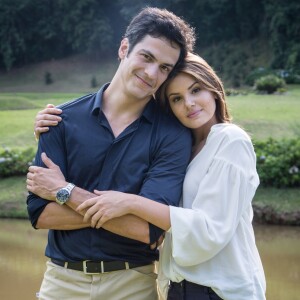 Mas Eric Ribeiro, o personagem de Mateus Solano na novela 'Pega Pega', é apaixonado por Luiza Guimarães, interpretada por Camila Queiroz