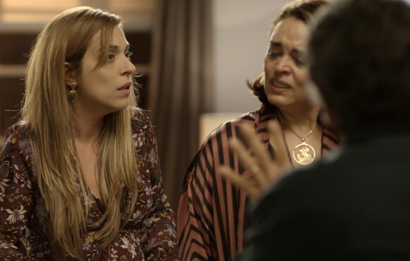Gilda (Suzy Rêgo) e Haroldo (Paulo Betti) vão ao apartamento de Marisa (Júlia Rabello) e mostram teste de DNA que prova que o filho que ela espera não é dele, na novela 'Rock Story', em 31 de maio de 2017