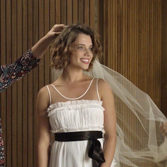 Como os geminianos, Cibele (Bruna Lizmeyer) conseguia resolver várias questões do casamento sozinha, e fazia 'tudo ao mesmo tempo agora', na novela 'A Força do Querer'