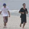 Kayky Brito corre com amigo nas areias da Barra da Tijuca, em 17 de janeiro de 2013