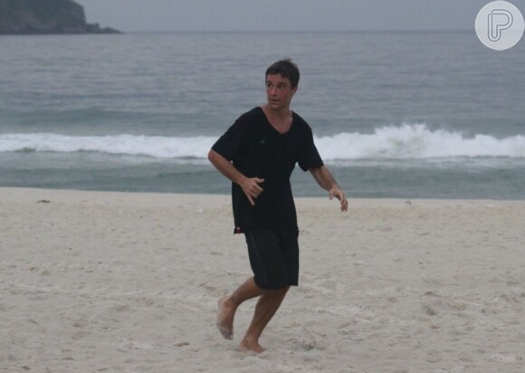 Kayky corre na praia da Barra da Tijuca, no Rio