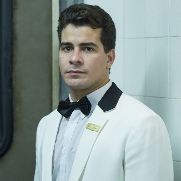 Thiago Martins é o garçom Júlio, que se envolve no roubo de 40 milhões de dólares, dinheiro da venda do hotel Carioca Palace, mas acaba se arrependendo