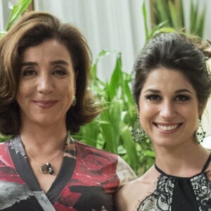 'Elas estão brigando e resolvem se perdoar. Todo mundo quase transa nesta série', contou a atriz