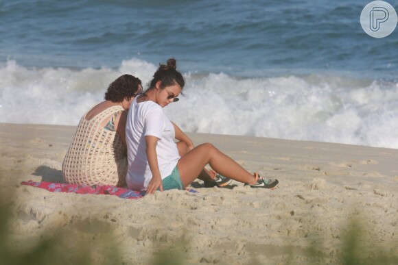 Yanna Lavigne relaxou em em uma praia na Barra da Tijuca, no Rio de Janeiro