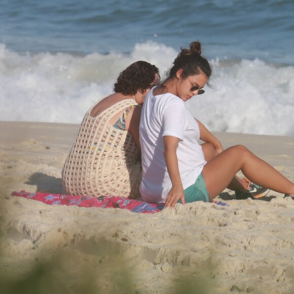 Yanna Lavigne relaxou em em uma praia na Barra da Tijuca, no Rio de Janeiro