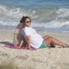 Yanna Lavigne e a mãe, Lúcia, passearam na praia nesta quarta-feira, 24 de maio de 2017