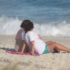Grávida, Yanna Lavigne esteve na praia acompanhada da mãe, Lúcia