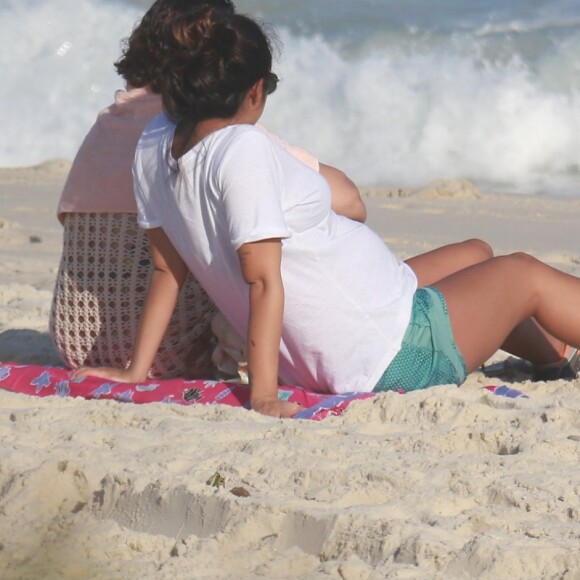 Grávida, Yanna Lavigne esteve na praia acompanhada da mãe, Lúcia