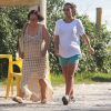Acompanhada da mãe, Yanna Lavigne caminhou pela orla da Barra da Tijuca