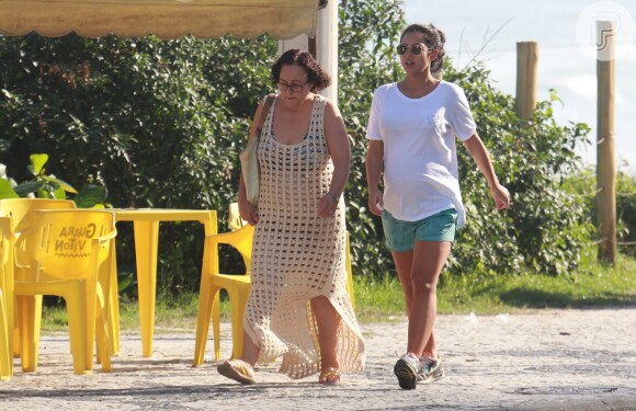 Acompanhada da mãe, Yanna Lavigne caminhou pela orla da Barra da Tijuca