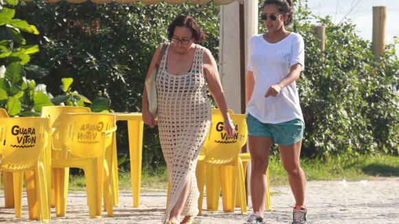 Yanna Lavigne, na reta final da gravidez, passeia com mãe em praia do Rio. Fotos