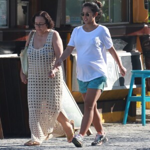 Grávida, Yanna Lavigne passeou com a mãe na orla da Barra da Tijuca, Zona Oeste do Rio