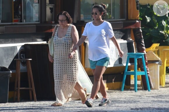 Grávida, Yanna Lavigne passeou com a mãe na orla da Barra da Tijuca, Zona Oeste do Rio
