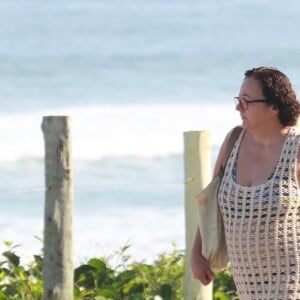 Yanna Lavigne, na reta final da gravidez, caminhou com a mãe pela orla da Barra da Tijuca, Zona Oeste do Rio nesta quarta-feira, 24 de maio de 2017