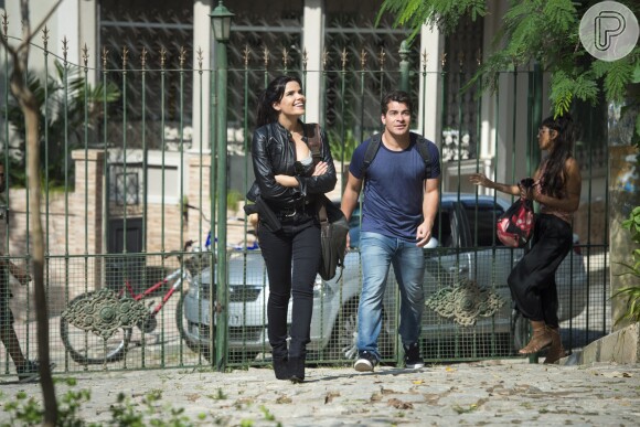 A policial Antônia (Vanessa Giácomo) se envolverá com o garçom Julio (Thiago Martins) em 'Pega Pega'
