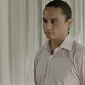 Nonato (Silvero Pereira) leva uma vida dupla, escondendo que é transformista, na novela 'A Força do Querer'