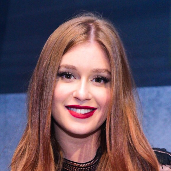 Marina Ruy Barbosa despistou ao ser questionada se vai usar vestido de noiva estilo bolo ou justo: 'Meio termo'