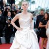 Elle Fanning chamou atenção na abertura da 70ª edição do Festival de Cannes 2017 com um volumoso vestido Vivienne Westwood 