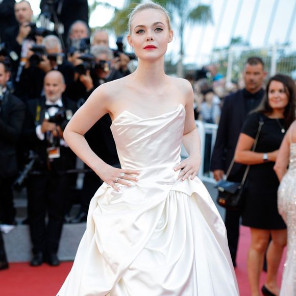 Elle Fanning chamou atenção na abertura da 70ª edição do Festival de Cannes 2017 com um volumoso vestido Vivienne Westwood 