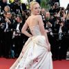 O longo Vivienne Westwood usado por Elle Fanning no primeiro dia do Festival de Cannes 2017 contava com desenhos na parte de trás