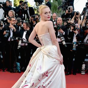 O longo Vivienne Westwood usado por Elle Fanning no primeiro dia do Festival de Cannes 2017 contava com desenhos na parte de trás