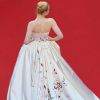 Detalhes do longo de Elle Fanning na abertura do Festival de Cannes 2017, em 17 de maio de 2017