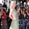 Elle Fanning optou pelo vestido Gucci para a exibição do filme 'How To Talk To Girls At Parties', em que faz parte do elenco, na 70ª edição do Festival de Cannes