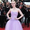 Elle Fanning surgiu deslumbrante com um vestido Rodarte na 70ª edição do Festival de Cannes, em 24 de maio de 2017