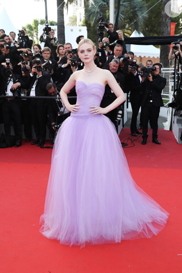 Elle Fanning surgiu deslumbrante com um vestido Rodarte na 70ª edição do Festival de Cannes, em 24 de maio de 2017