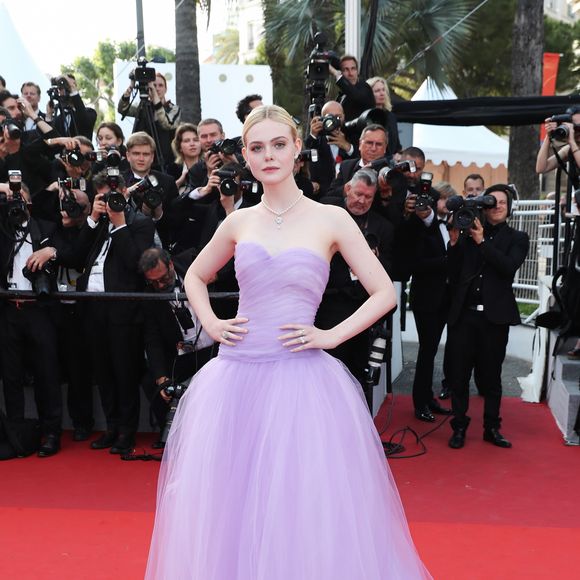 Elle Fanning surgiu deslumbrante com um vestido Rodarte na 70ª edição do Festival de Cannes, em 24 de maio de 2017