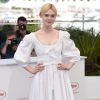 A atriz Elle Fanning optou por um vestido branco Alexander McQueen para o photocall do filme 'The Beguiled', em que integra o elenco, em 24 de maio de 2017