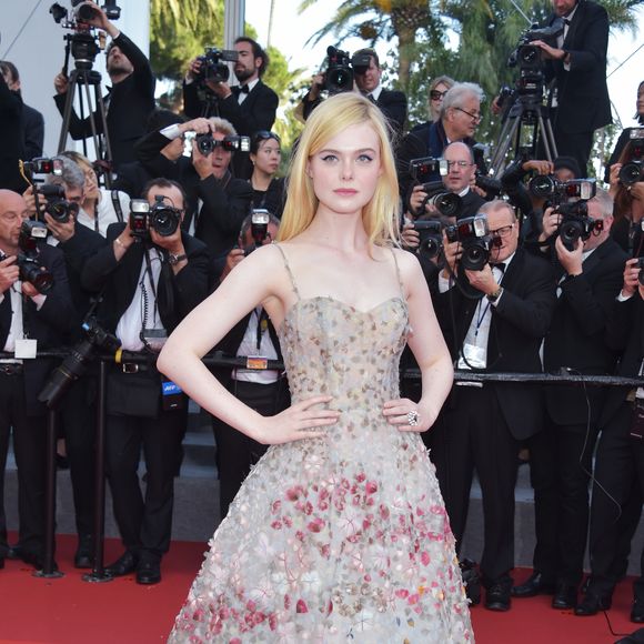 A atriz Elle Fanning vestiu Christian Dior no 70º aniversário do Festival de Cannes, em 23 de maio de 2017