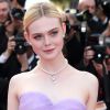 Detalhes dos brincos e colar de Elle Fanning na segunda semana do Festival de Cannes 2017