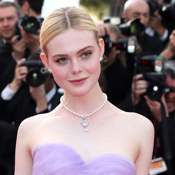 Detalhes dos brincos e colar de Elle Fanning na segunda semana do Festival de Cannes 2017