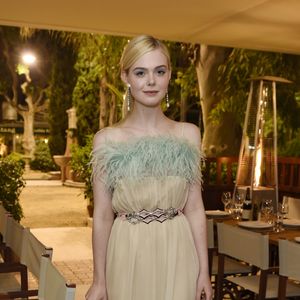 Elle Fanning usou Prada em um jantar privado da Fondazione Prada durante a 70ª edição do Festival de Cannes 2017, no Sul da França, em 22 de maio de 2017 