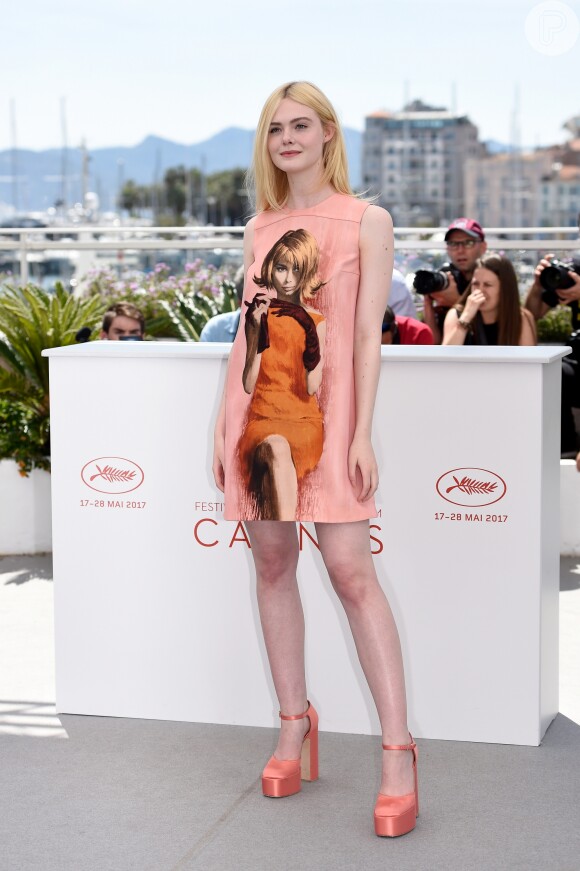 No quinto dia do Festival de Cannes 2017, Elle Fanning posou para a imprensa com um vestido curto Prada