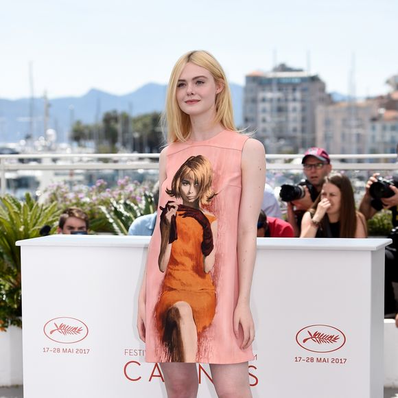 No quinto dia do Festival de Cannes 2017, Elle Fanning posou para a imprensa com um vestido curto Prada