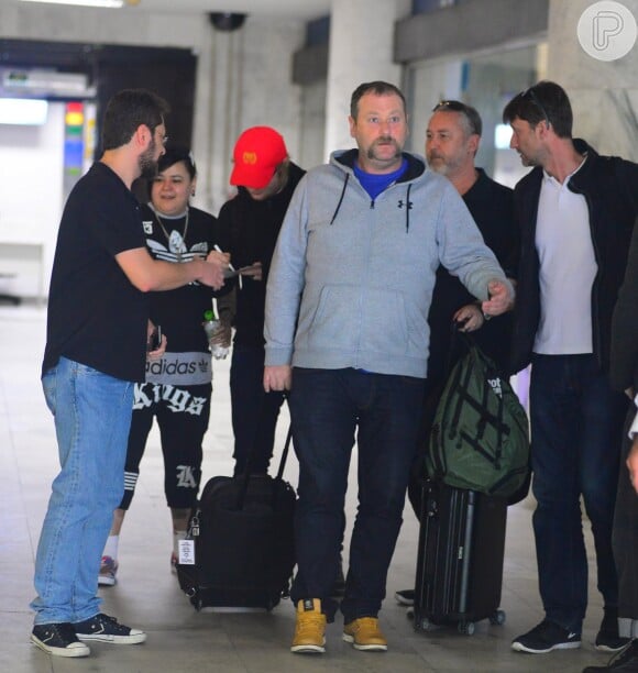 Ed Sheeran desembarcou no Rio de Janeiro para turnê e foi tietado por fãs