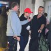Fãs de Ed Sheeran tietaram o cantor após ele desembarcar no Rio para turnê nesta quinta-feira, 25 de maio de 2017