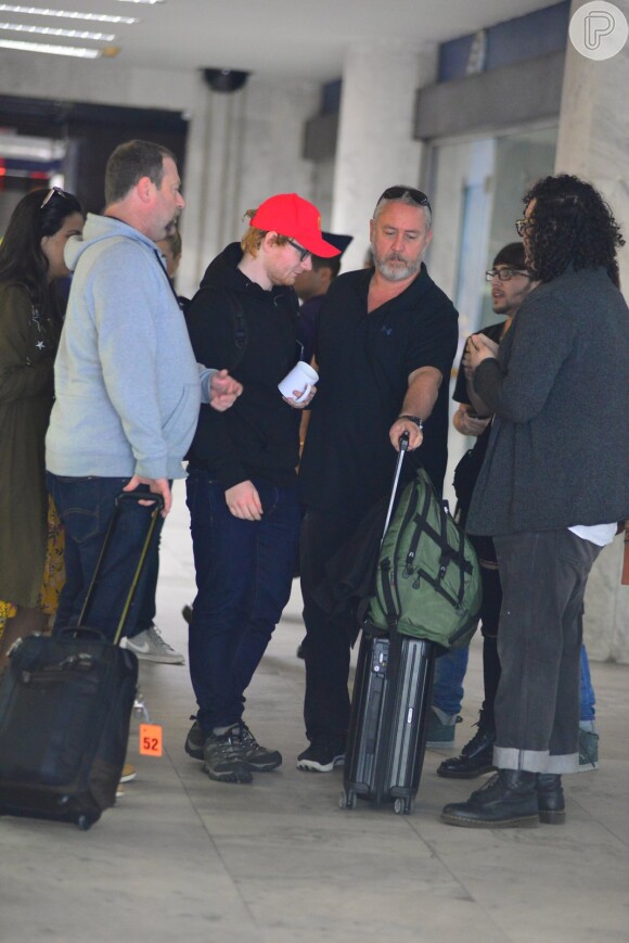 Ed Sheeran causou alvoroço em aeroporto do Rio de Janeiro nesta quinta-feira, 25 de maio de 2017
