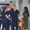 Ed Sheeran atendeu fãs brasileiros em aeroporto do Rio nesta quinta-feira, 25 de maio de 2017