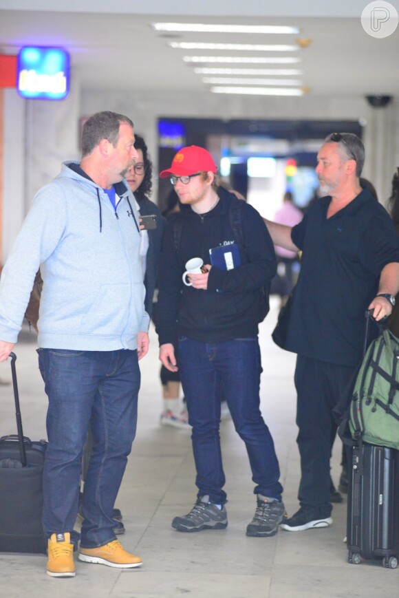 Ed Sheeran causou tumulto em aeroporto carioca nesta quinta-feira, 25 de maio de 2017