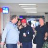 Ed Sheeran foi tietado por fãs em aeroporto carioca nesta quinta-feira, 25 de maio de 2017