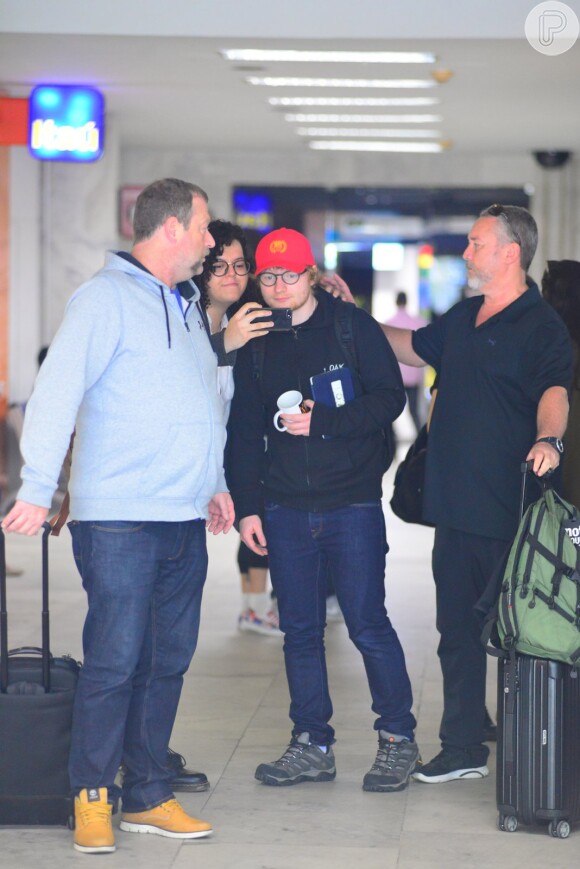 Ed Sheeran foi tietado por fãs em aeroporto carioca nesta quinta-feira, 25 de maio de 2017